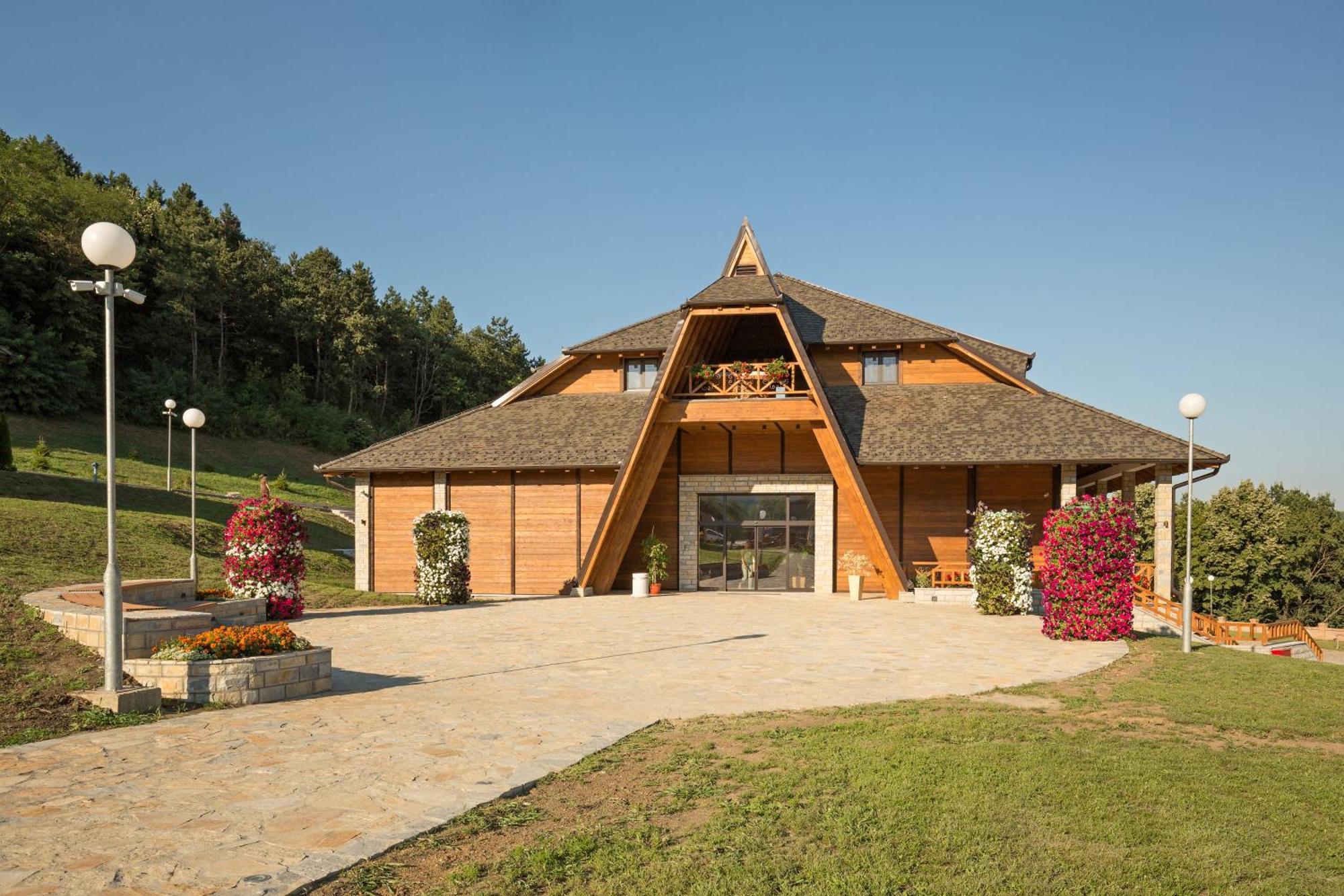 Etno Naselje Vrdnicka Kula Hotel Vrdnik Exterior photo